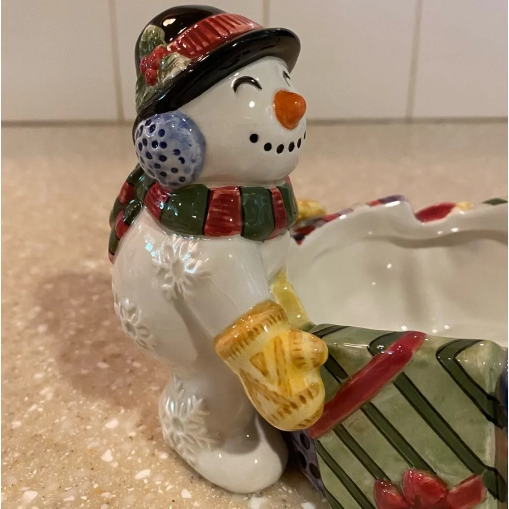 Fabulous Fitz and Floyd Classics Handcrafted container. Snowmen/gifts. 5x11x5”.